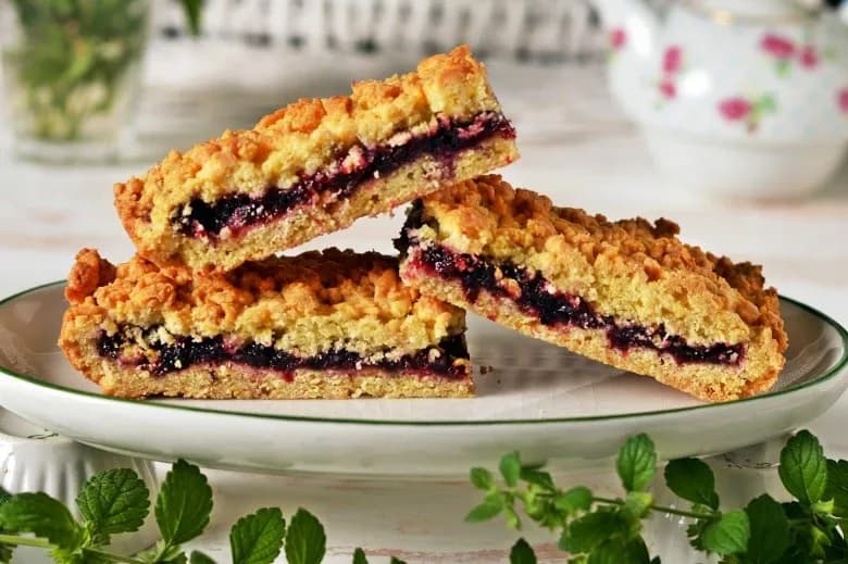 Grated jam pie