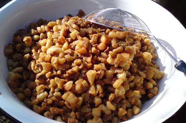 Fried lard pieces